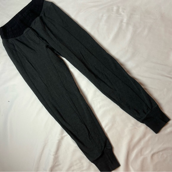 Lululemon Joggers Women’s 6 Grey Stretch Zipper Pockets No Drawstring EUC - Picture 2 of 8